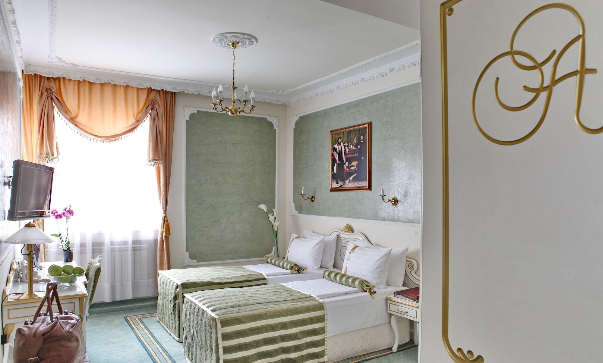 Отель Queen's Astoria Design 4*