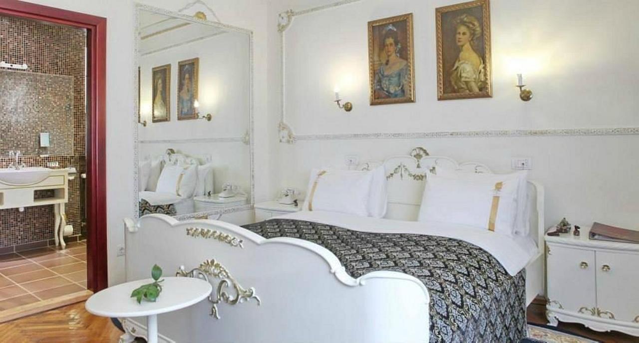 Queen's Astoria Design Hotel 4*