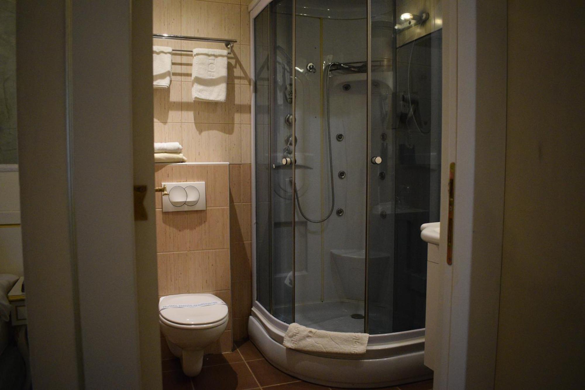 Queen's Astoria Design Hotel 4*