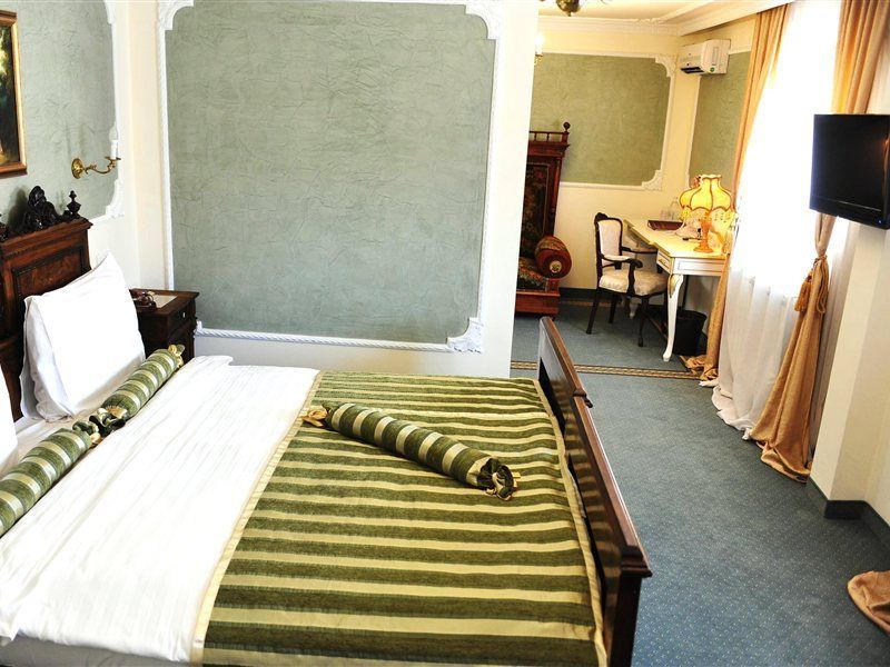 Queen's Astoria Design