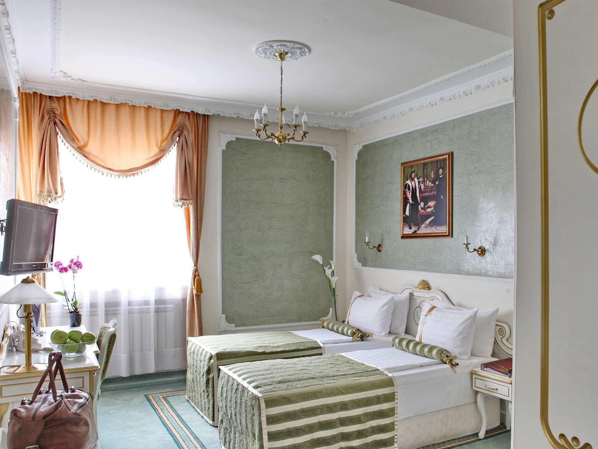Отель Queen's Astoria Design 4*