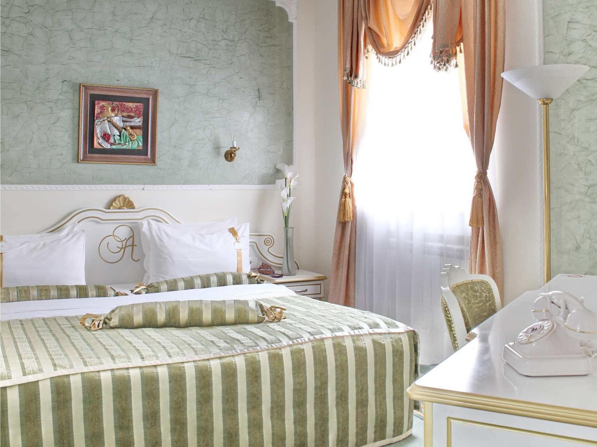 Queen's Astoria Design 4* Белград