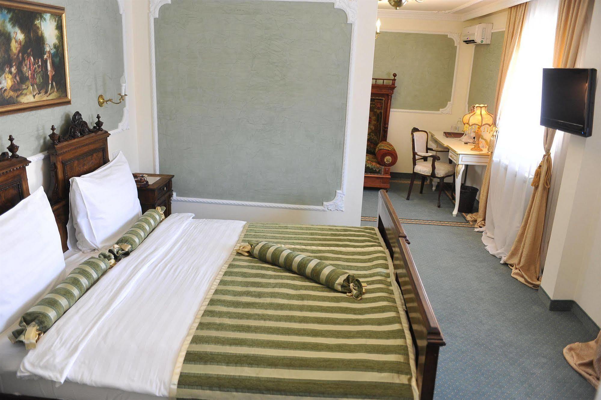 Отель Queen's Astoria Design 4*