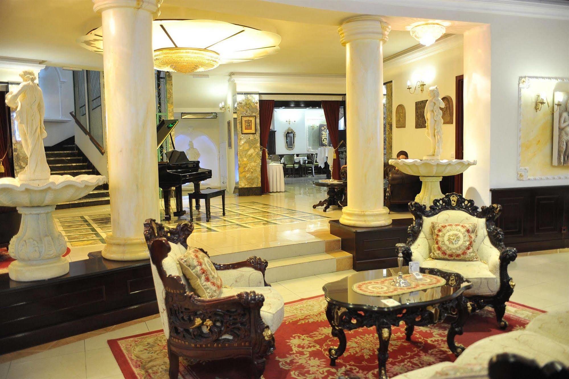 Отель Queen's Astoria Design 4*
